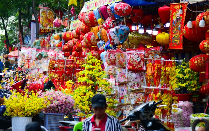 Các mặt hàng được mua nhiều nhất là bao lì xì, lịch treo tường, câu đối. Tuy nhiên, do ảnh hưởng dịch bệnh nên việc buôn bán của tiểu thương gặp khá nhiều khó khăn