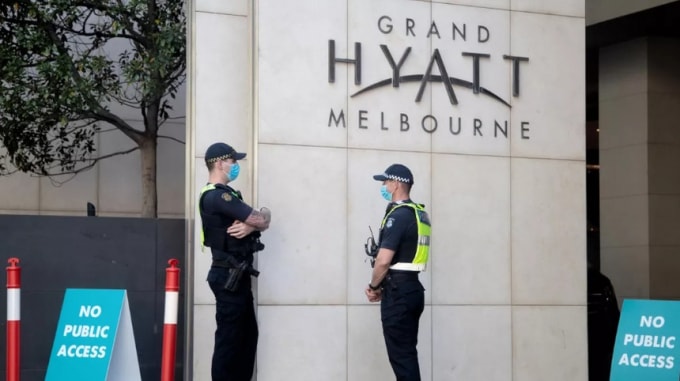 Khách sạn Grand Hyatt, nơi cách ly tập trung của các tay vợt tham dự giải Australia mở rộng, đang được phong tỏa. Ảnh: Zingnews.vn