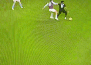 Ngôi sao ĐT Anh bất lực khi tranh chấp với Jesse Lingard. Ảnh: Zingnews.vn