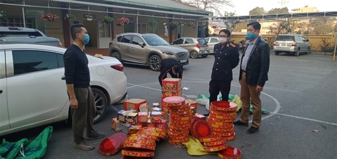 Cơ quan Công an kiểm tra số pháo thu giữ số pháo lậu khủng. Ảnh: vtc.vn