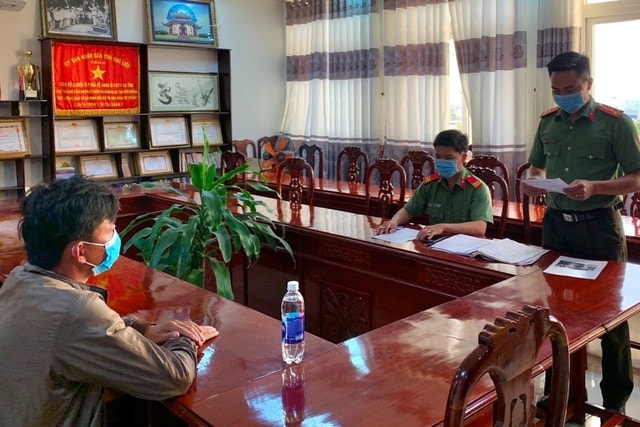 Ông Đ. bị Công an tiến hành làm văn bản xử phạt hành chính 5 triệu đồng do bình luận xúc phạm CSGT trên Facebook. Ảnh: dantri.com.vn