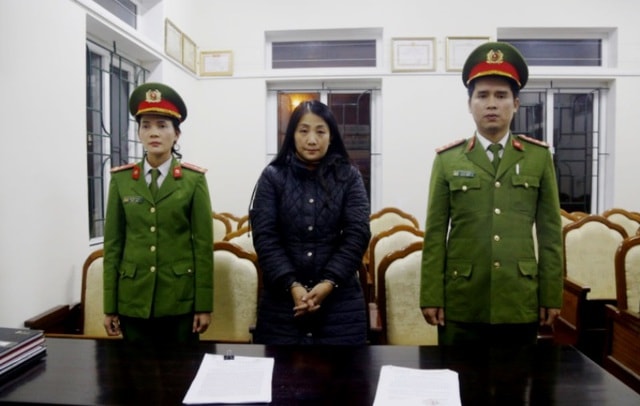 Đối tượng Nguyễn Thị Thanh Hóa (đứng giữa) bị bắt về tội lừa đảo chiếm đoạt tài sản. Ảnh: dantri.com.vn
