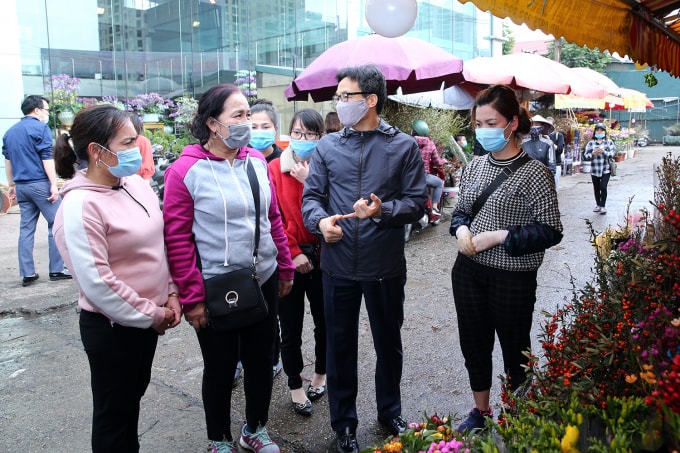 Phó Thủ tướng Vũ Đức Đam đi thị sát chợ hoa Tết Quảng Bá ngay sau cuộc họp về chống dịch với tỉnh Quảng Ninh, chiều 4/2. (Ảnh VGP)