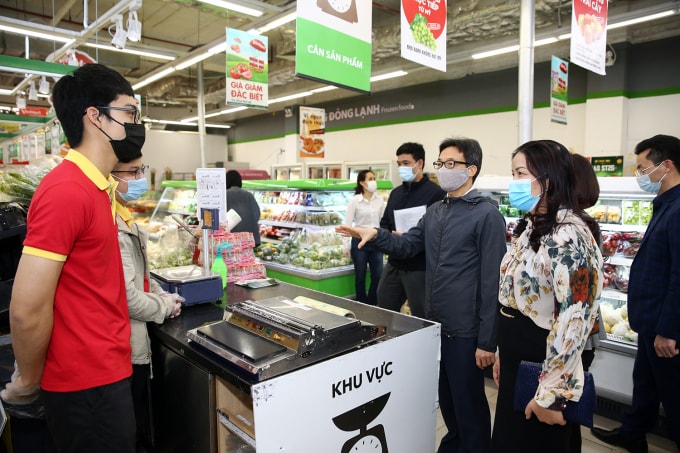 Các nhân viên bán hàng tại đây cho biết lượng khách hàng đi mua sắm vẫn như bình thường. (Ảnh VGP)