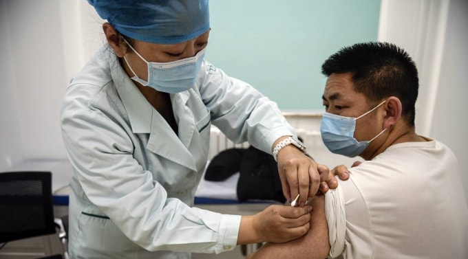 Trung Quốc đã triển khai tiêm chủng vắc xin nội địa, nhưng họ vẫn chưa công bố kết quả thử nghiệm lâm sàng và đây là bước quan trọng để có được sự chấp thuận rộng rãi trên toàn cầu - Ảnh: Xinhua/AP