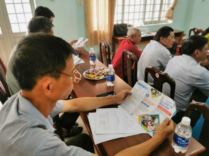 Người dân tìm hiểu thông tin về BHXH tự nguyện.