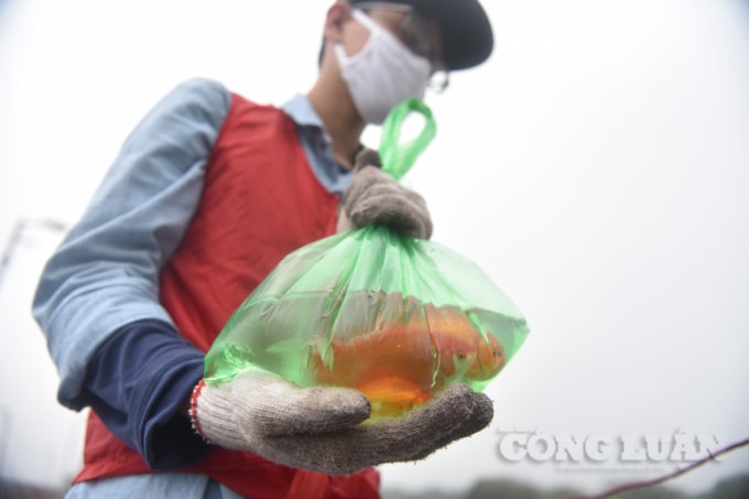 Nhiệm vụ của các bạn trẻ trong nhóm là hướng dẫn và giúp người dân thả tiễn ông Công, ông Táo một cách đảm bảo vệ sinh, qua đó cũng tuyên truyền về việc không xả chất thải túi nilon ra ngoài môi trường.