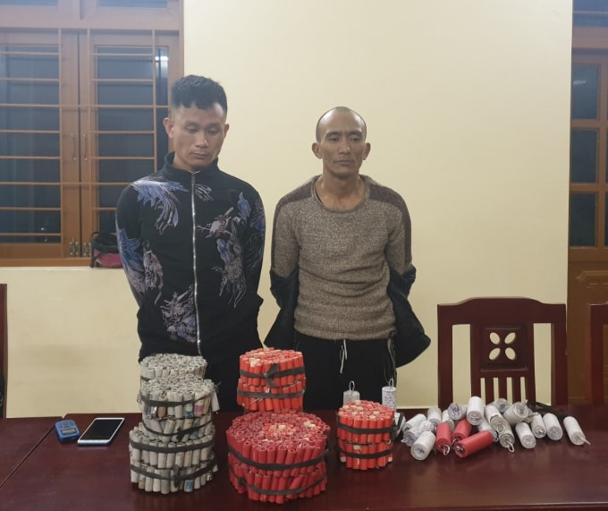 Hà Đức Thắng (bên trái) và Nguyễn Văn Lợi (bên phải) cùng tang vật thu giữ