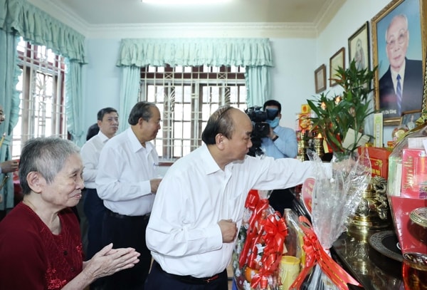 Thủ tướng Nguyễn Xuân Phúc đã tới dâng hương tưởng nhớ Chủ tịch Hội đồng Nhà nước Võ Chí Công. Ảnh: VGP