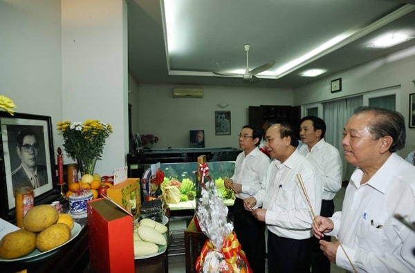 Thủ tướng Nguyễn Xuân Phúc dâng hương tưởng nhớ Tổng Bí thư Nguyễn Văn Linh. Ảnh: VGP