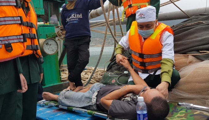 Ứng cứu ngư dân trên tàu bị cháy khi đang đánh bắt ở vùng biển Hà Tĩnh
