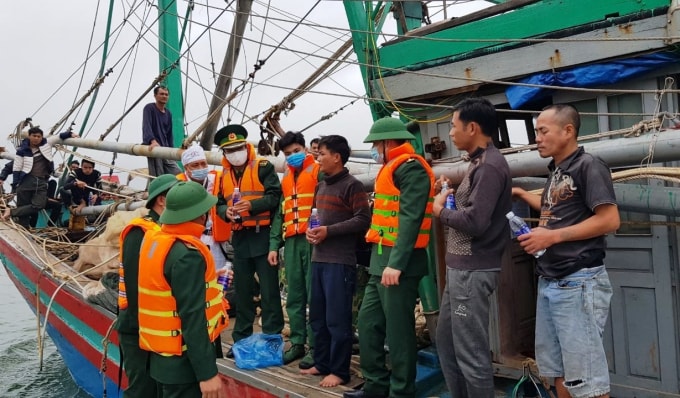 Bộ đội Biên phòng Hà Tĩnh cùng ngư dân kịp thời ứng cứu ngư dân gặp nạn