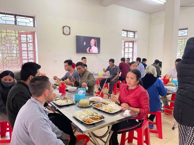 Bữa cơm nghĩa tình tặng bệnh nhân bệnh viện tâm thần Hà Tĩnh