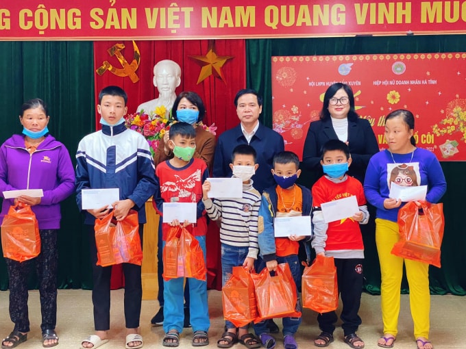 Đại diện Hội doanh nghiệp nữ Hà Tĩnh cùng lãnh đạo huyện trao quà Tết cho người nghèo huyện Cẩm Xuyên