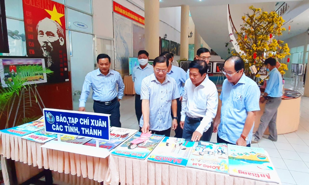 Các ấn phẩm xuân trưng bày phục vụ bạn đọc. Ảnh: Lâm Thanh
