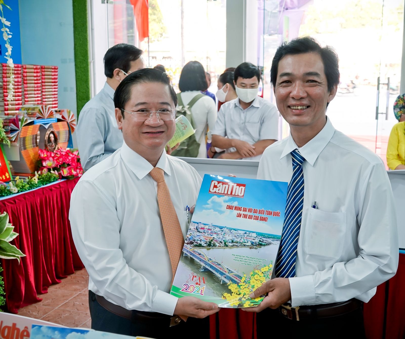 Đồng chí Trần Việt Trường, Phó Bí thư Thành ủy, Chủ tịch UBND TP Cần Thơ và nhà báo Trương Văn Chuyển, Chủ tịch Hội Nhà báo TP Cần Thơ, Tổng Biên tập Báo Cần Thơ bên ấn phẩm Báo Cần Thơ Xuân Tân Sửu. Ảnh: Duy Khôi
