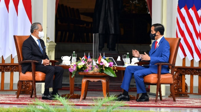 Tổng thống Indonesia Joko Widodo (bên phải) hội đàm với Thủ tướng Malaysia Muhyiddin Yassin trong cuộc gặp tại Phủ Tổng thống ở Jakarta hôm thứ Sáu. © Reuters
