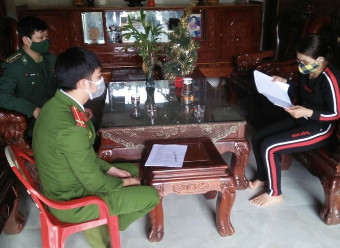 Cơ quan chức năng làm việc với 1 trong 2 gia đình có thanh niên nhập cảnh trái phép. Ảnh: TL