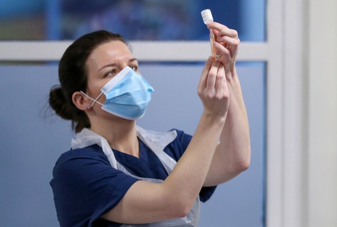 Các nhà sản xuất vắc-xin đang kiểm tra tác dụng của sản phẩm đối với SARS-CoV-2 chủng mới ở Anh. Ảnh: Reuters