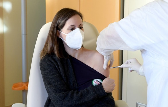 Bác sĩ Francesca Pieralli, người Ý, được tiêm vắcxin Pfizer-BioNTech tại một bệnh viện ở Florence, Ý. Ảnh: REUTERS