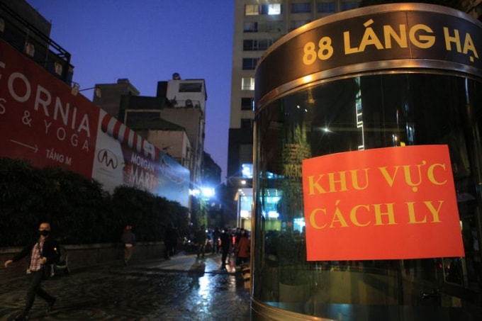 Hà Nội phong tỏa chung cư 88 Láng Hạ, nơi ở của nữ nhân viên ngân hàng mắc Covid-19. Ảnh minh họa