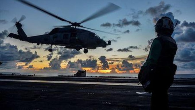 Một máy bay trực thăng MH-60R Sea Hawk hoạt động trên tàu sân bay USS Ronald Reagan của Hải quân Hoa Kỳ ở Biển Đông ngày 17/7/2020 - Ảnh: Reuters