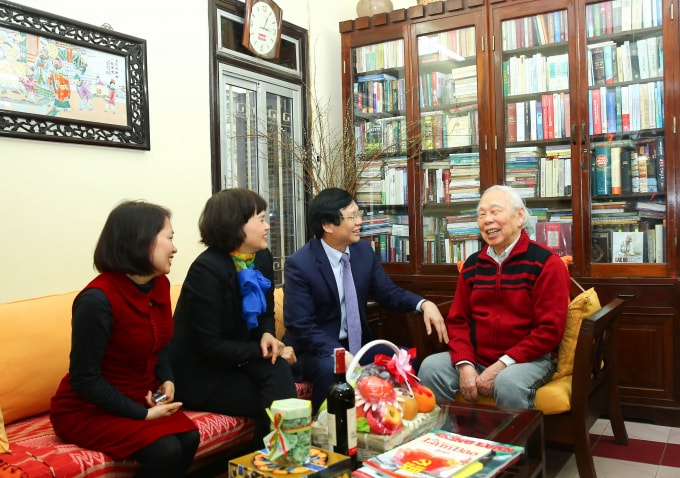 Nhà báo Phan Quang đón chúng tôi với nụ cười giòn giã