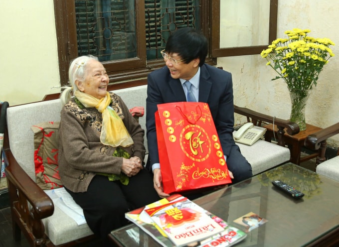 Phó chủ tịch Thường trực Hội Nhà báo Việt Nam Hồ Quang Lợi đến thắp hương cho nhà báo Trần Lâm và chúc sức khỏe vợ nhà báo Trần Lâm