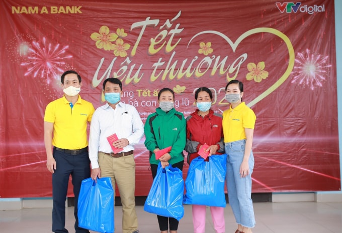 Đại diện Nam A Bank tặng quà Tết và lì xì cho 3 hộ gia đình có người thân bị vùi lấp trong trận sạt lở thủy điện Rào Trăng 3.