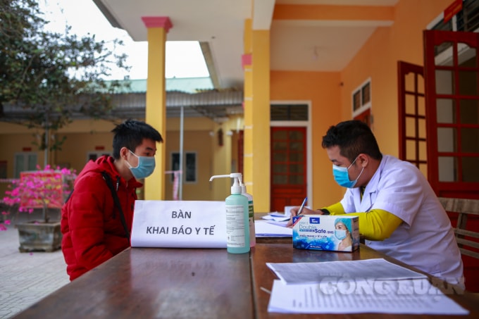Người dân đến khai báo y tế ở huyện Quỳ Hợp (Nghệ An).