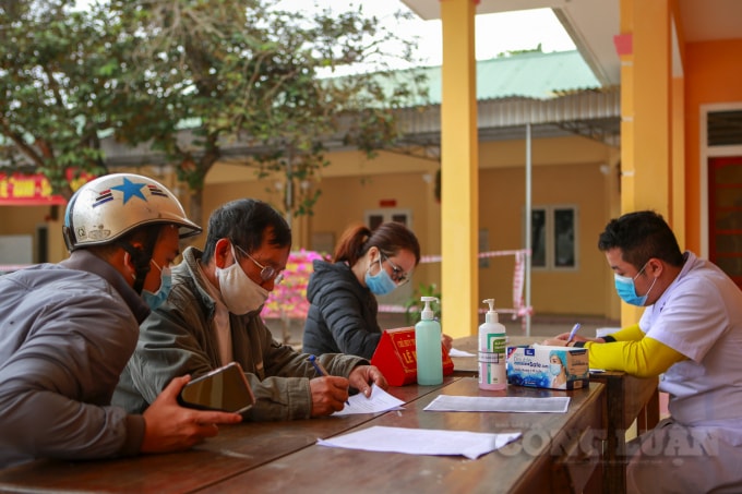 Người dân đến khai báo y tế tại trạm y tế thị trấn Quỳ Hợp, huyện Quỳ Hợp, tỉnh Nghệ An.