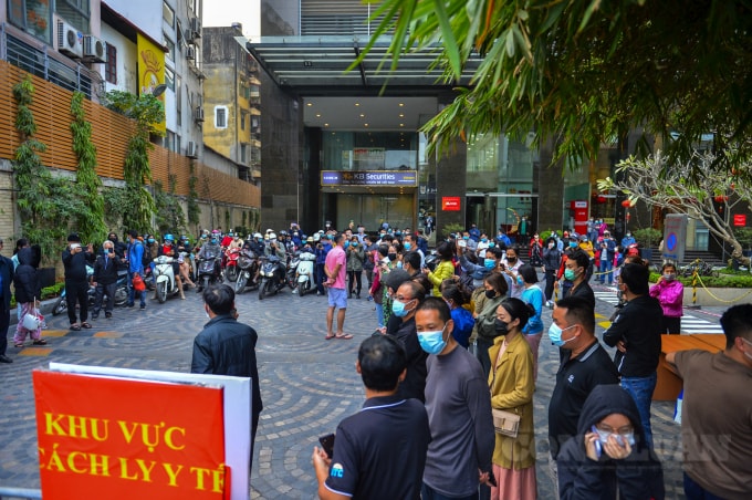 Hàng trăm người dân đã đứng đợi giây phút chung cư này được tháo hàng rào phong toả ở đây.