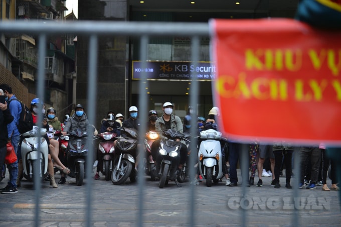 Mọi người đưa sẵn xe máy lên trước hầm đi ra ngoài chờ đợi thời gian gỡ bỏ cách ly.