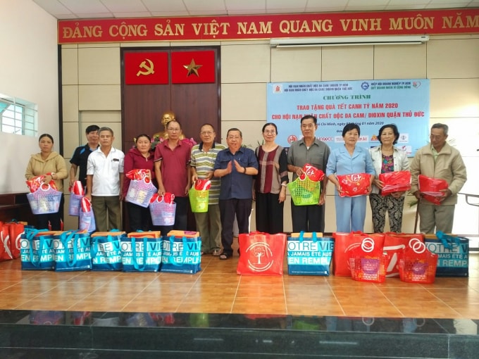 Quỹ Doanh nhân vì Cộng đồng – Hiệp hội Doanh nghiệp TP.HCM tặng quà Tết 2020 cho các hộ nạn nhân chất độc da cam quận Thủ Đức (TP. HCM).