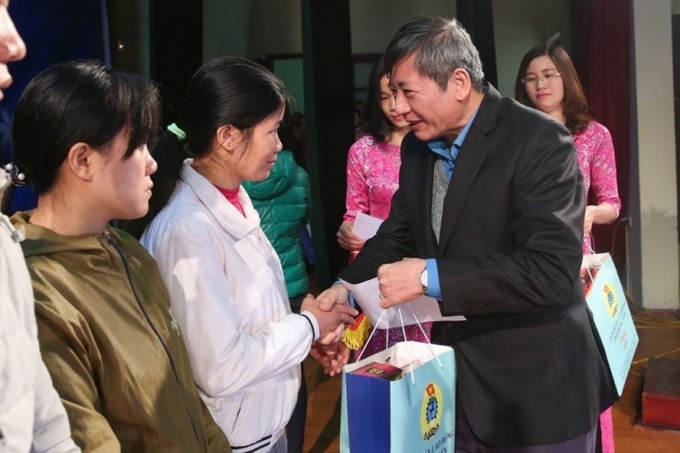 Phó Chủ tịch Thường trực Tổng LĐLĐVN Trần Thanh Hải trao quà cho công nhân lao động tại “Tết Sum vầy” năm 2020. Ảnh: LĐ