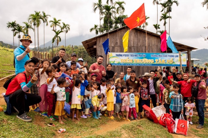 Công ty CP Lê Bảo Minh tặng quà cho học sinh nghèo tại Quảng Nam.