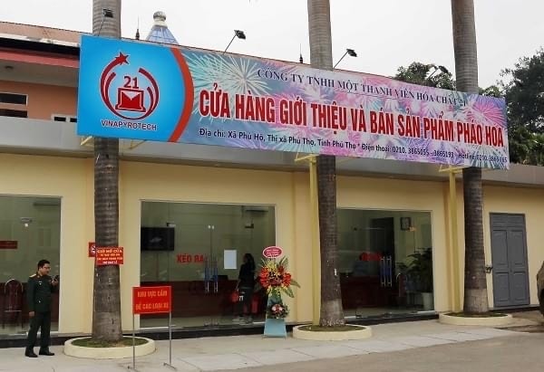 Cửa hàng giới thiệu và bán sản phẩm pháo hoa của Nhà máy Z121 - Ảnh: Z121