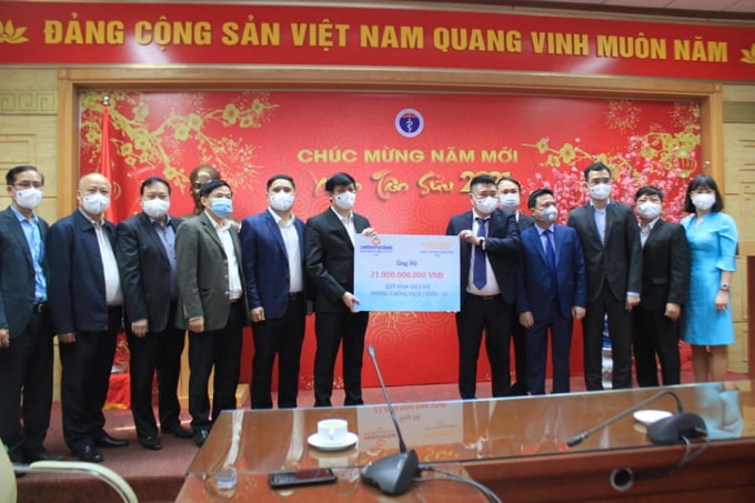 Việc các doanh nghiệp ủng hộ tiền mua vắc xin là một nghĩa cử cao đẹp (ảnh TL).
