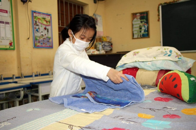 Học sinh được hướng dẫn xếp gọn gàng đồ dùng của mình trong khu cách ly (ảnh TL).