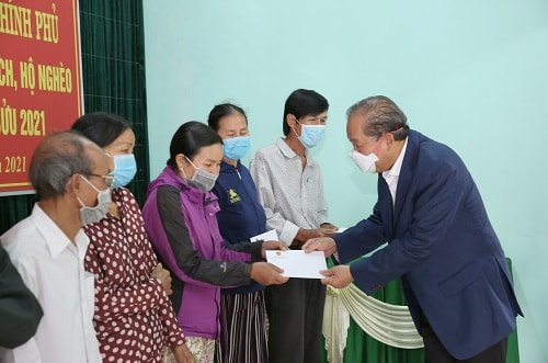 Phó Thủ tướng Trương Hoà Bình trao quà cho các gia đình chính sách, hộ nghèo của Thừa Thiên-Huế