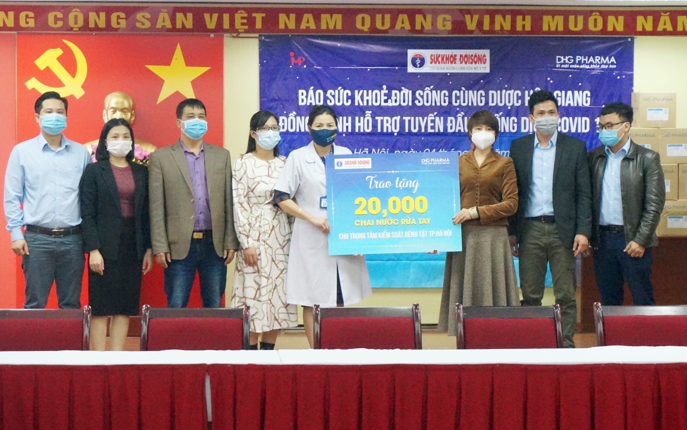 Báo Sức khoẻ và Đời sống phối hợp với Công ty Cổ phần Dược Hậu Giang đã trao 20.000 chai gel rửa tay khô kháng khuẩn BIOSKIN cho Trung tâm Kiểm soát bệnh tật TP. Hà Nội.