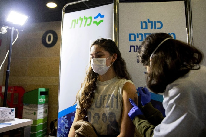 Một phụ nữ tiêm vắc-xin COVID tại một cơ sở ở Jerusalem: Israel là nước đi đầu trong việc tiêm chủng cho người dân chống lại COVID-19, với hơn 20% đã tiêm cả hai mũi. © Reuters