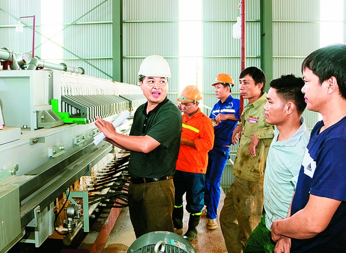Ban lãnh đạo dự án hướng dẫn vận hành thử dây chuyền nghiền nguyên liệu.