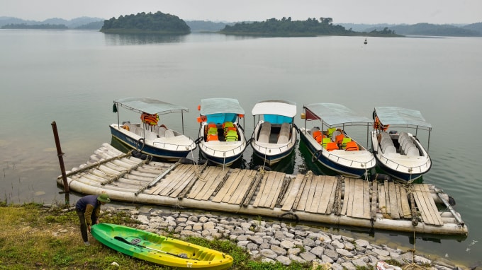 Hoạt động du thuyền đưa đón du khách tham quan lòng hồ, vãn cảnh thiên nhiên đem lại cho du khách một trải nghiệm thực tế đầy lý thú.