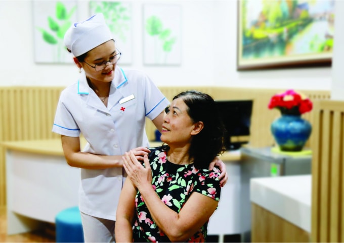 Tại Hưng Việt, bệnh nhân luôn nhận được sự quan tâm chu đáo của các nhân viên y tế.