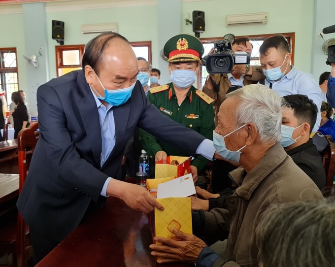 Thủ tướng Nguyễn Xuân Phúc trao quà Tết cho gia đình chính sách, hộ nghèo, hộ gia đình gặp khó khăn xã Quế Phú, huyện Quế Sơn, tỉnh Quảng Nam. Ảnh: VGP.