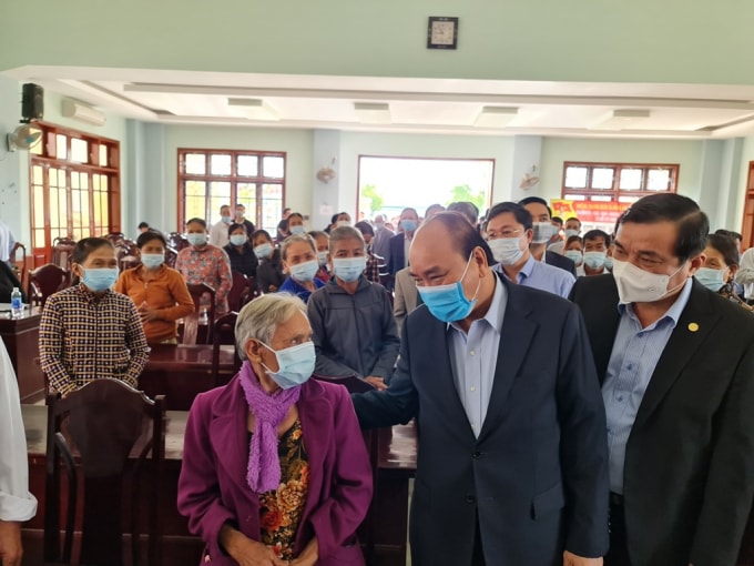 Thủ tướng ân cần hỏi thăm người dân xã Quế Phú. Ảnh: VGP.