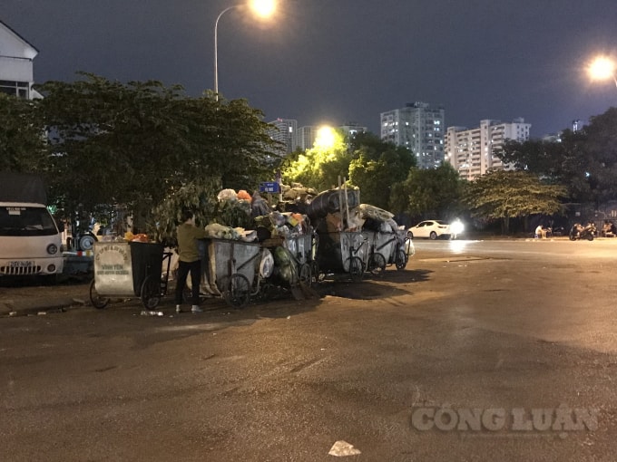 Nhiều công nhân môi trường vô cùng lo lắng trước việc khẩu trang y tế đã qua sử dụng bị vứt bừa bãi trong tình hình dịch bệnh Covid-19 đã và đang diễn biến hết sức phức tạp