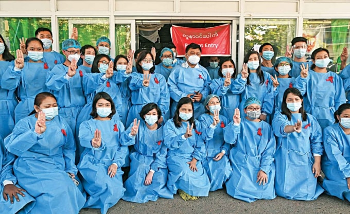 Nhiều bác sỹ, y tá hưởng ứng phong trào Bất tuân dân sự, nhằm phản đối chính quyền quân sự mới được thành lập sau cuộc đảo chính - Ảnh: AFP