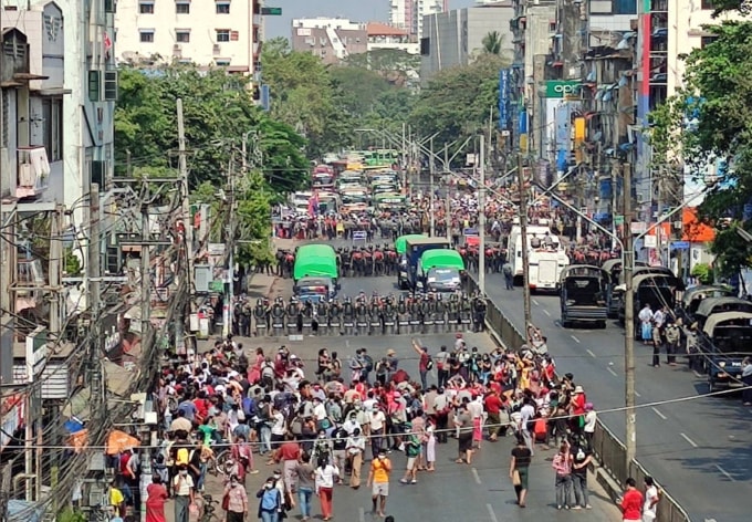 Cảnh sát chặn một số tuyến phố ở Yangon nhằm ngăn chặn người biểu tình tuần hành phản đối cuộc đảo chính quân sự - Ảnh: Reuters